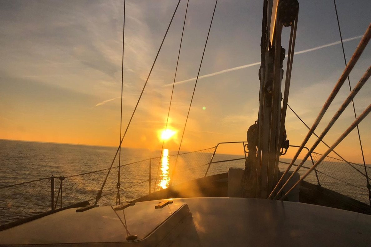 Atardecer a bordo del velero del Centro Náutico Murcia